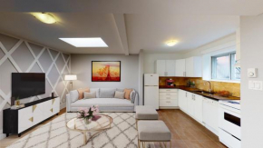 Amazing 2bed apt w/ Deck and Private Entrance